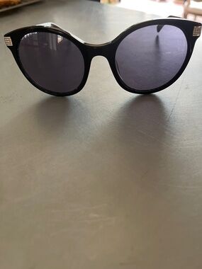 Brighton-sunglasses 

Black Round Women's Sunglasses - Classic Statement